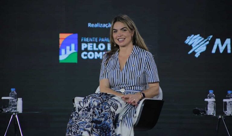 Deputada Paula Belmonte é secretária-geral da Frente Parlamentar pelo Brasil Competitivo