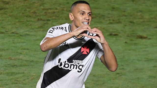 Na estreia de Lisca, Vasco joga bem, goleia o Guarani por 4 a 1 e cola no G-4