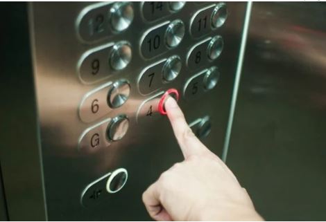 Saiba qual é o risco de transmissão de Covid no elevador