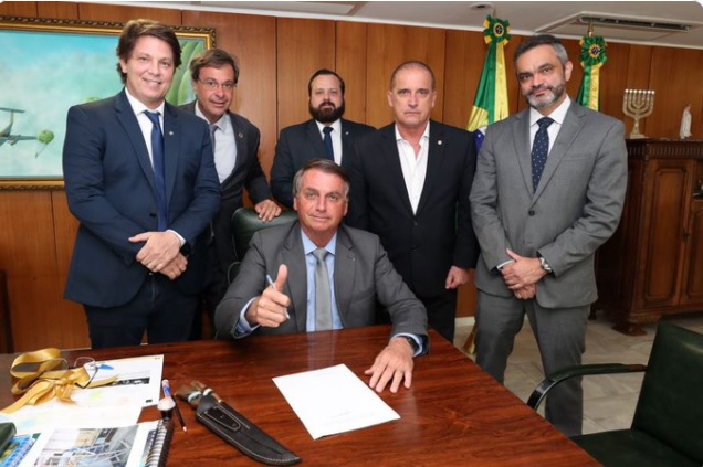 Bolsonaro assina MP que altera Marco Civil da internet