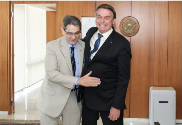 PTB prepara documento pedindo filiação de Bolsonaro