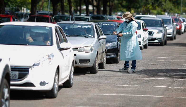 Ômicron não deve levar o Brasil de volta ao “pesadelo” pandêmico, afirmam especialistas