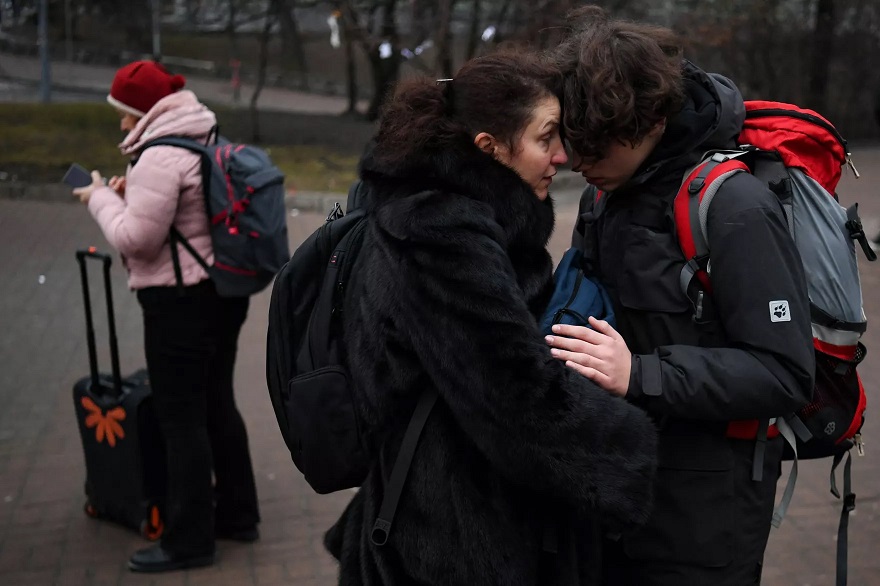 Guerra na Ucrânia: Moradores de Kiev estão correndo para estocar suprimentos e alcançar segurança