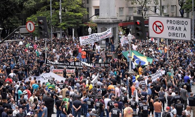 Por aumento salarial, milhares de policiais vão às ruas em BH