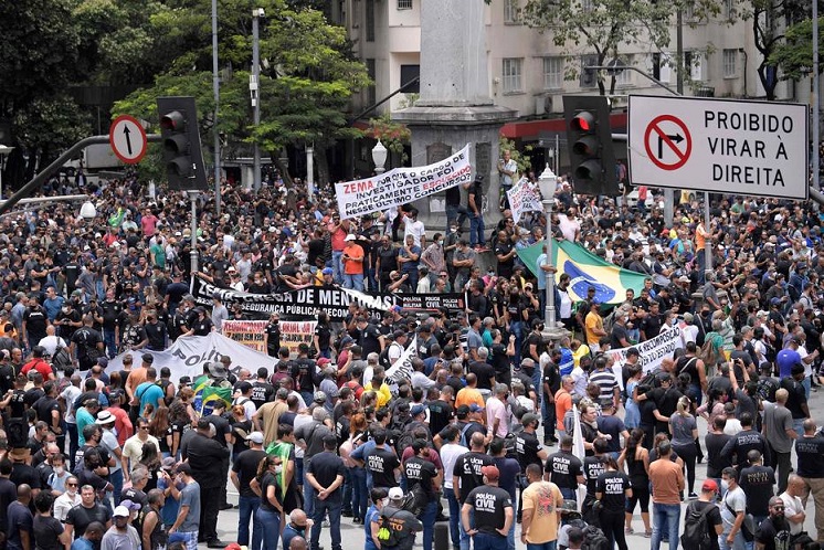 Por aumento salarial, milhares de policiais vão às ruas em BH