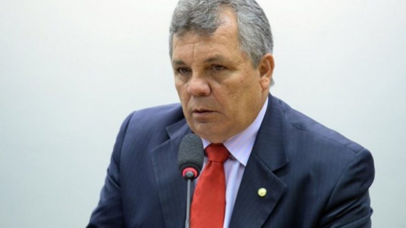 ‘Não uso chupeta, uso revólver’, diz deputado após xingamento de Janones