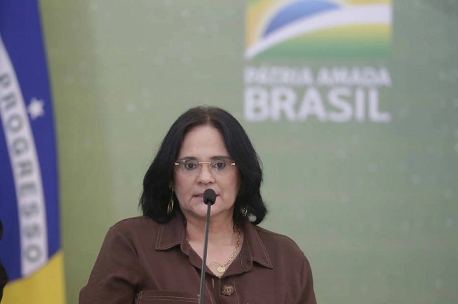 Ministra Damares avisa Bolsonaro de desistência em disputar cadeira no Senado