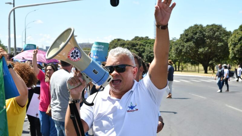 Por reajuste salarial, servidores de nível médio protestam no DF