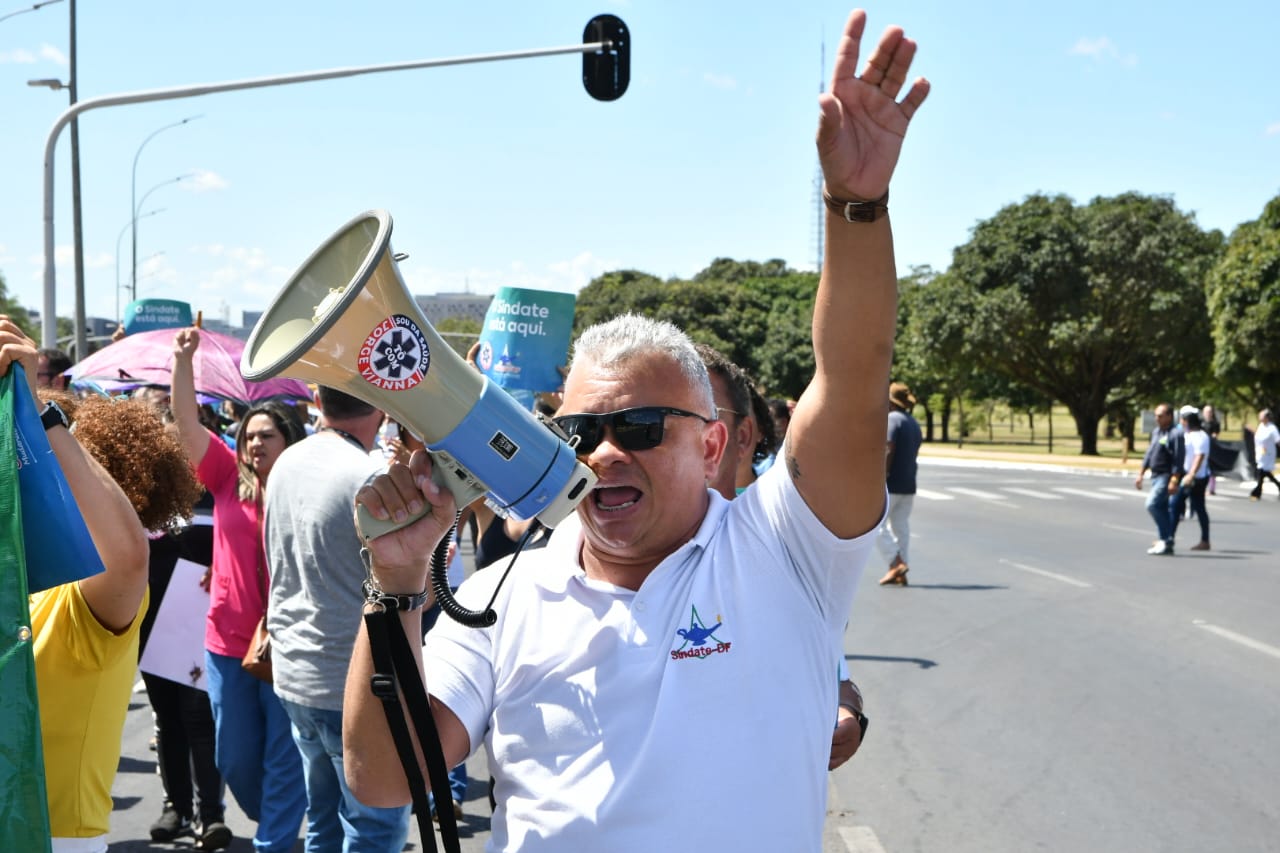 Por reajuste salarial, servidores de nível médio protestam no DF