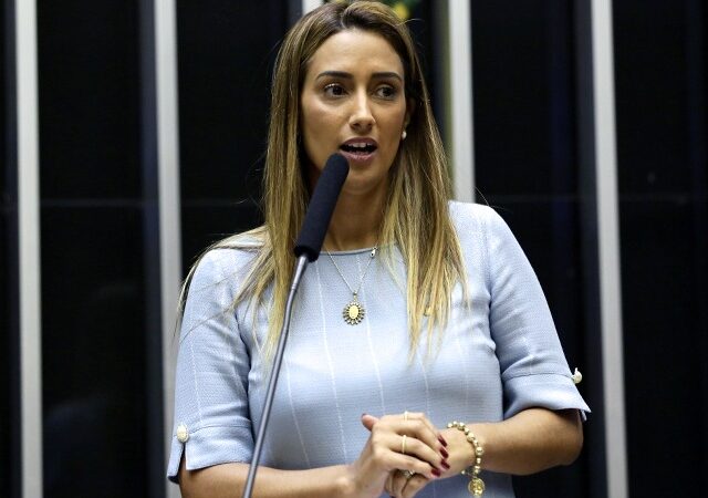 Flávia Arruda mantém candidatura ao Senado mas não vai divulgar nota