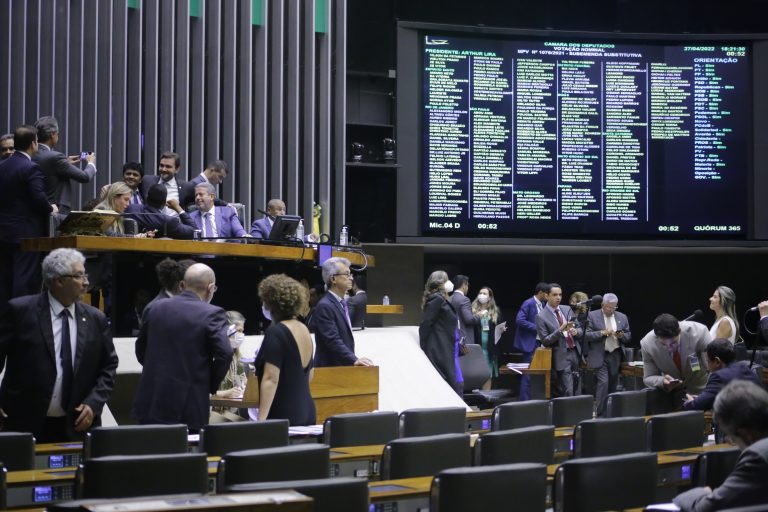 Câmara dos Deputados aprova MP que cria benefício extra a quem recebe o Auxílio Brasil