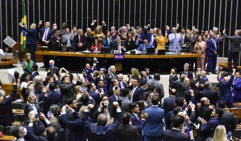 Câmara dos Deputados aprova PL 2564 que cria piso salarial da enfermagem