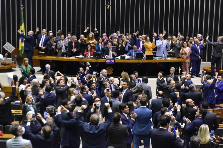 Câmara dos Deputados aprova PL 2564 que cria piso salarial da enfermagem