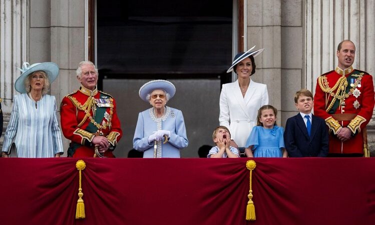 Jubileu de Platina: Elizabeth II celebra 70 anos de reinado e acena para britânicos no Palácio de Buckingham