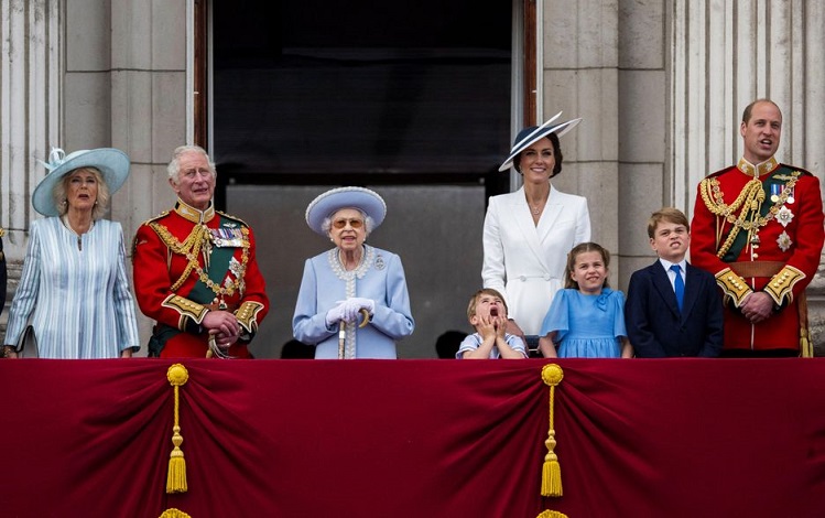 Jubileu de Platina: Elizabeth II celebra 70 anos de reinado e acena para britânicos no Palácio de Buckingham