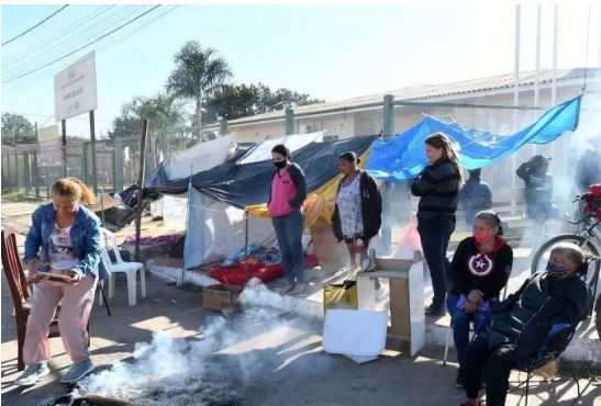 População aguarda dias em filas dos Cras para garantir sobrevivência