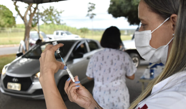 SES-DF: Maiores de 40 anos terão 2ª dose de reforço a partir desta quinta (16)