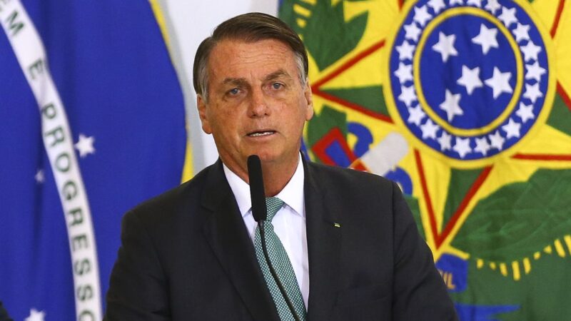 Bolsonaro edita decreto que obriga postos a exibir preço dos combustíveis antes e depois de teto para ICMS￼￼