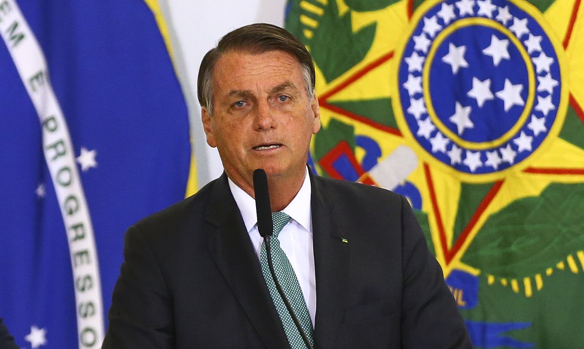 Bolsonaro edita decreto que obriga postos a exibir preço dos combustíveis antes e depois de teto para ICMS￼￼