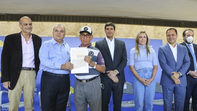 GDF entrega escrituras e regulariza dezenas de entidades religiosas e assistenciais