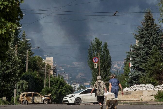 Enquanto a Ucrânia se mostra resiliente, Rússia diz que destruiu depósito com armas