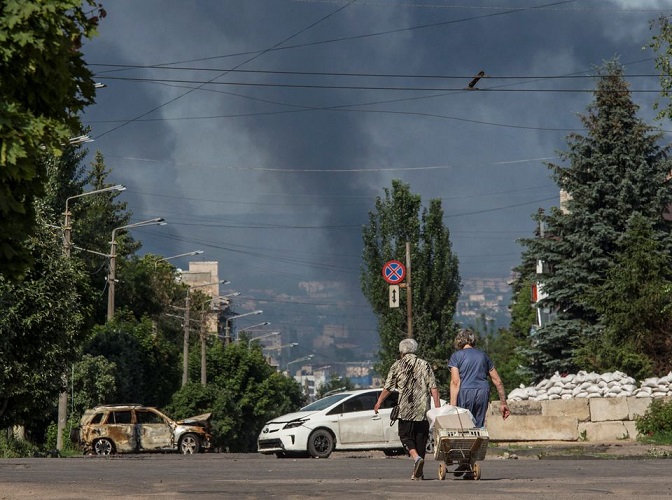 Enquanto a Ucrânia se mostra resiliente, Rússia diz que destruiu depósito com armas