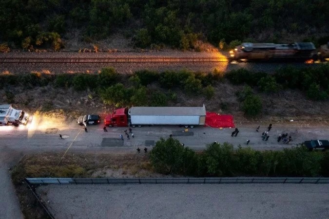 Cerca de 46 imigrantes são encontrados mortos em um caminhão abandonado nos EUA