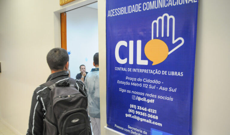 Central de Interpretação de Libras do DF ajuda quem tem deficiência auditiva