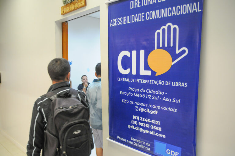 Central de Interpretação de Libras do DF ajuda quem tem deficiência auditiva