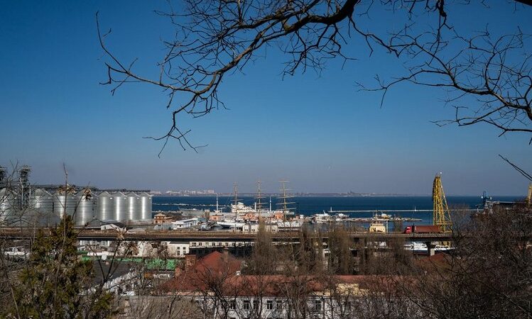 Um dia após acordo com Ucrânia para exportações de grãos, Rússia ataca porto do Mar Negro