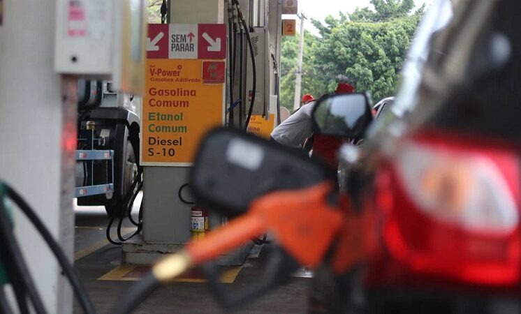 Levantamento aponta que preço da gasolina no Brasil está abaixo da média mundial