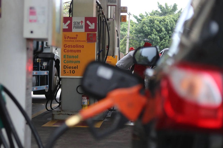 Levantamento aponta que preço da gasolina no Brasil está abaixo da média mundial