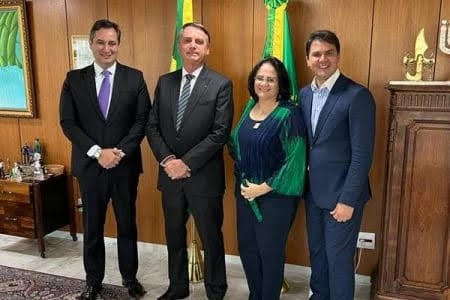 Ex-ministra Damares Alves obteve bênção de Bolsonaro antes de lançar candidatura