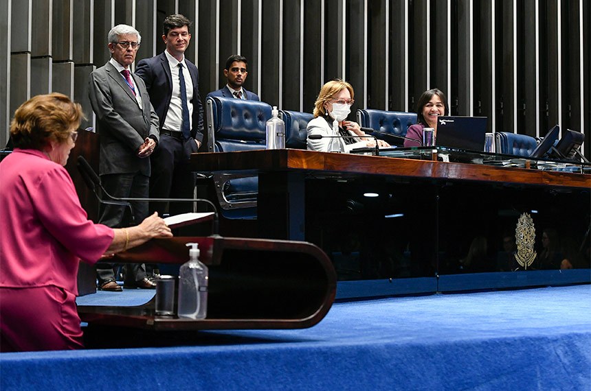 Senado aprova projeto que libera mulher a fazer laqueadura sem aval do marido