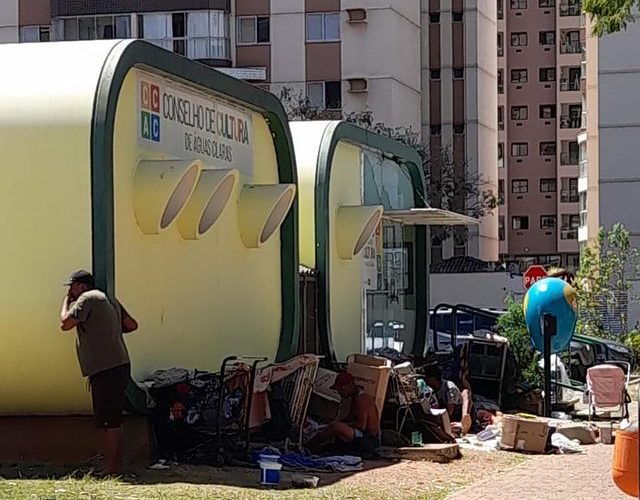 Moradora de Águas Claras relata ameaça por pessoa em situação de rua.