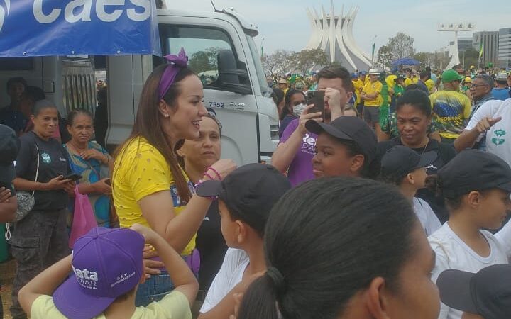 RENATA D’AGUIAR DA ATENÇÃO AS CRIANÇAS NO 7 DE SETEMBRO