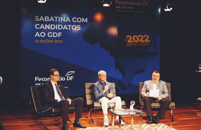 Paulo Octávio leva suas propostas para o comércio da cidade