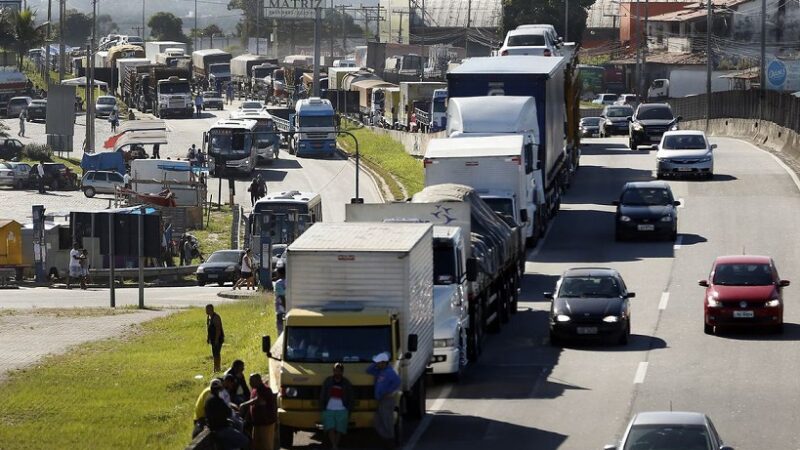 Caminhoneiros fecham estradas no Rio após vitória de Lula￼￼