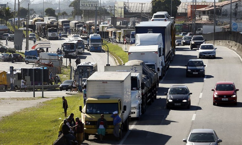 Caminhoneiros fecham estradas no Rio após vitória de Lula￼￼