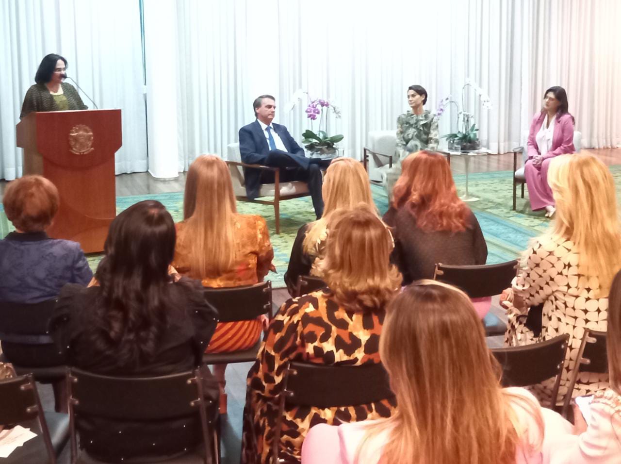 Bolsonaro recebe Damares e grupo de pastoras no Palácio do Planalto