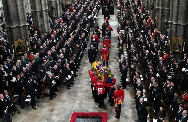 Britânicos se despedem da rainha Elizabeth II; corpo chega à Abadia de Westminster para funeral de Estado