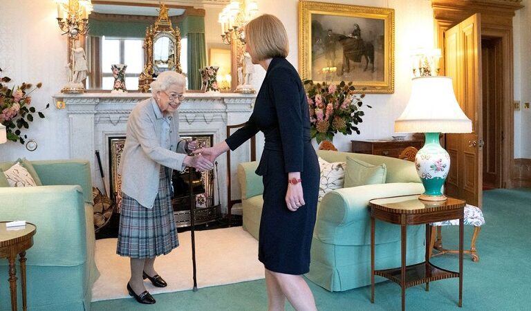 Após encontro com a rainha Elizabeth, Liz Truss é nomeada primeira-ministra britânica