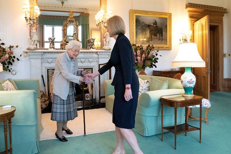 Após encontro com a rainha Elizabeth, Liz Truss é nomeada primeira-ministra britânica