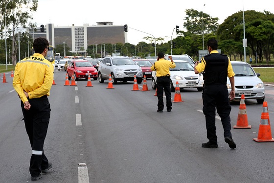 Detran-DF abre concurso público para provimento de vagas com salário de até 6,4 mil