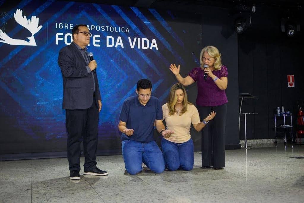 Deputado eleito Joaquim Roriz Neto foi à Igreja Fonte da Vida agradecer a Deus pela vitória