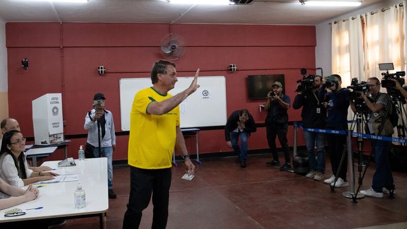 Jair Bolsonaro diz ter ‘confiança total’ para segundo turno e critica institutos de pesquisa