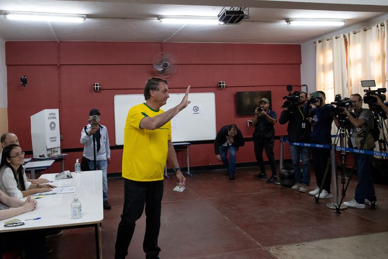 Jair Bolsonaro diz ter ‘confiança total’ para segundo turno e critica institutos de pesquisa