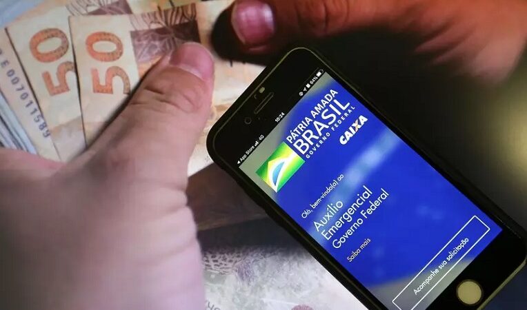 Caixa paga Auxílio Brasil a beneficiários com NIS de final 8