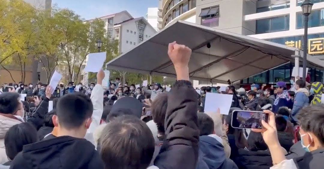 Protestos anti-lockdown se espalham na China à medida que a raiva aumenta com a estratégia de combate a Covid-19