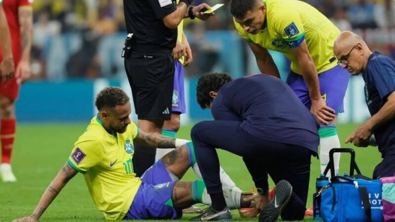 Rotina após lesão: Neymar ‘dorme’ na fisioterapia para ainda reforçar o Brasil na Copa